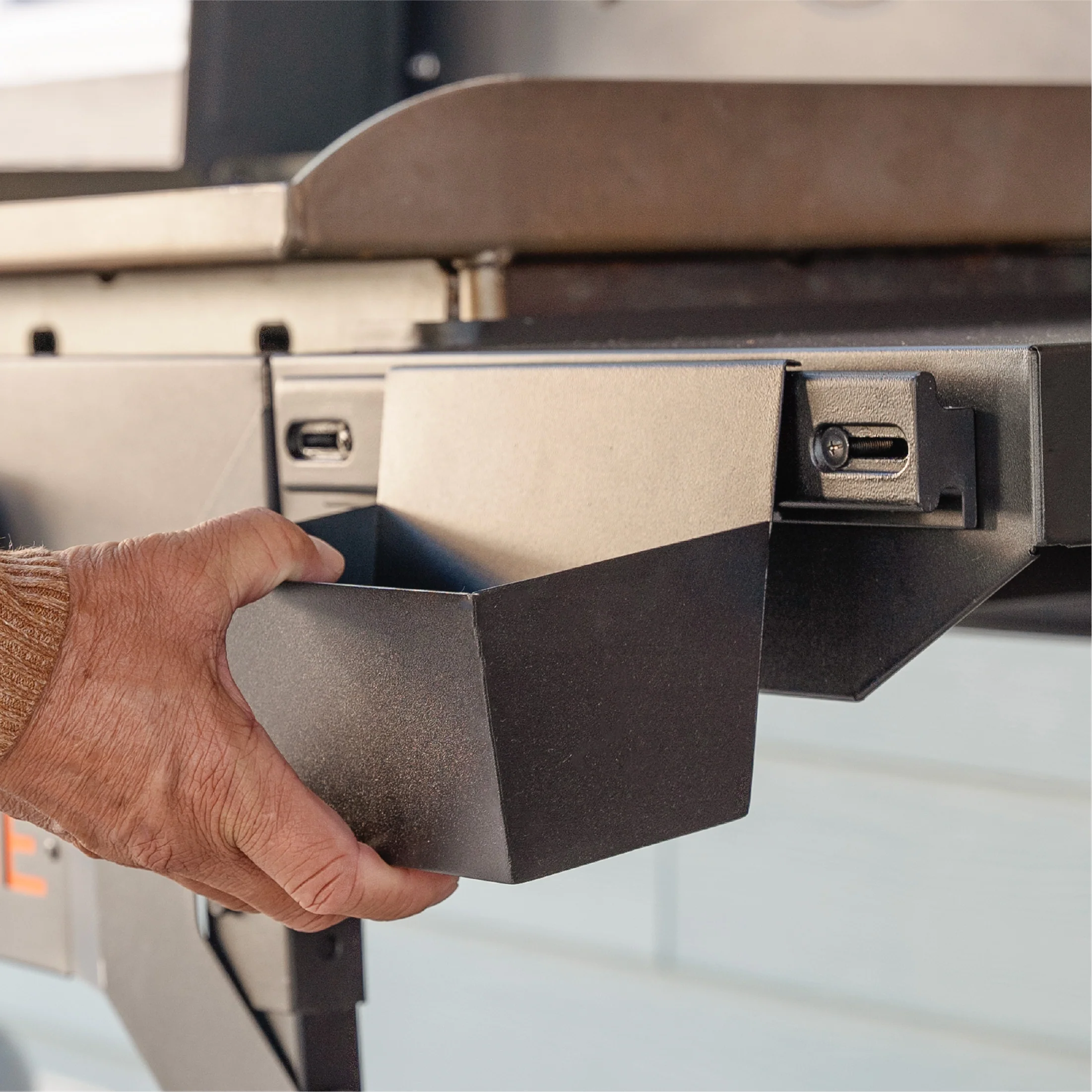 28" Iron Forged Griddle Station with Hood - Image 9